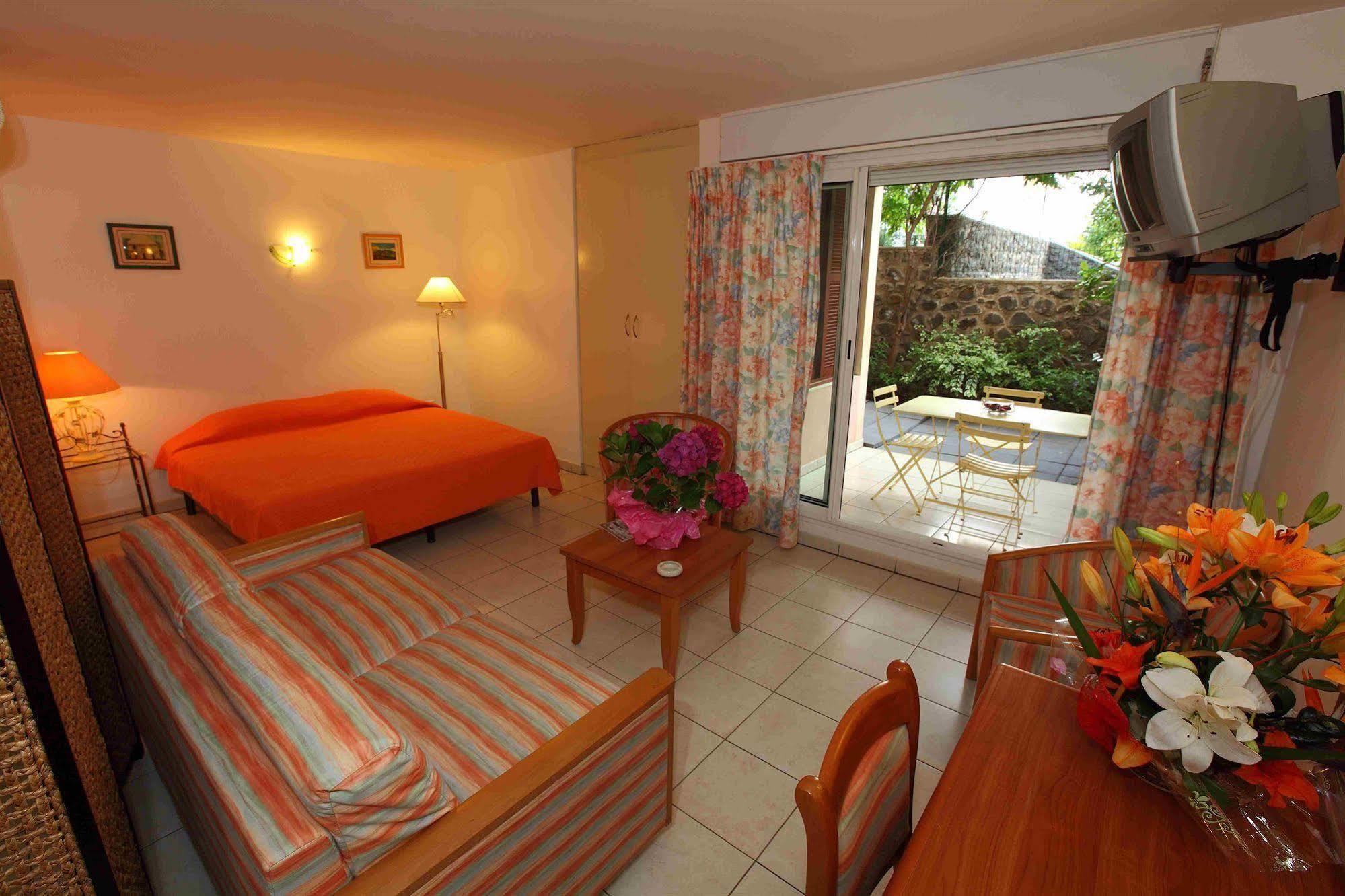 Le Kerveguen Hotel Saint-Gilles-les-Bains Exterior photo